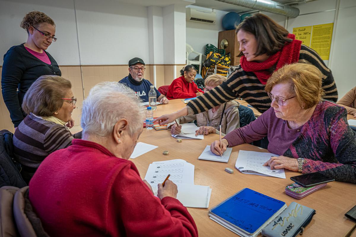 La escuela popular que sale al rescate de los adultos del Besòs